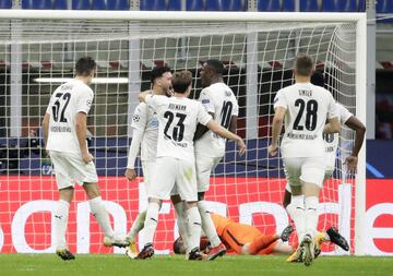 Ramy Bensebaini celebró el primer gol que marcó desde los once metros.