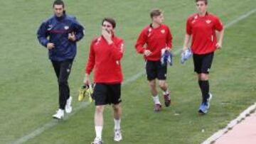 El defensa del Rayo Vallecano, Jordi Figueras, encabeza un entrenamiento.