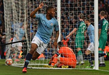 3-2. Raheem Sterling celebr¨® el tercer gol.