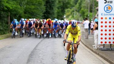 Wout van Aert es cazado por el pelotón en la sexta etapa del Tour.