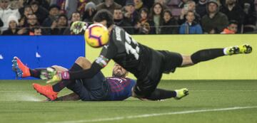 El jugador del Barcelona Luis Suárez marca el 1-0 al Eibar. 