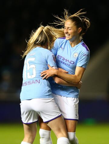 Janine Beckie y Lauren Hemp celebrando el gol del Manchester City 