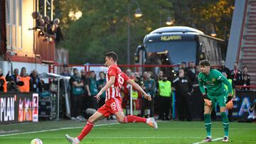 Union Berlin's German midfielder Janik Haberer (L) scores the opening goal as Dortmund's Swiss goalkeeper Gregor Kobel looks on during the German first division Bundesliga football match between 1 FC Union Berlin and Borussia Dortmund in Berlin on October 16, 2022. (Photo by Tobias SCHWARZ / AFP) / DFL REGULATIONS PROHIBIT ANY USE OF PHOTOGRAPHS AS IMAGE SEQUENCES AND/OR QUASI-VIDEO