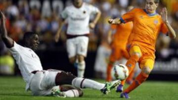 GRA192. VALENCIA, 17/08/21014.- El centrocampista argentino del Valencia CF Rodrigo de Paul (d) pelea por el balón con el colombiano Cristian Zapata (i), del AC Milán, durante el partido de la 43 edición del Trofeo Naranja que se disputa esta noche en el estadio de Mestalla, en Valencia. EFE/Kai Försterling