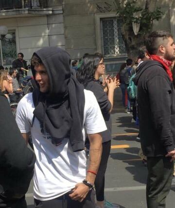 Ignacio Saavedra, volante de Universidad Católica, participó en las protestas pacíficas en las calles de Santiago durante el fin de semana. 