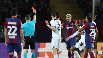 Romanian referee Istvan Kovacs gives a red card to Barcelona's Uruguayan defender #04 Ronald Araujo during the UEFA Champions League quarter-final second leg football match between FC Barcelona and Paris SG at the Estadi Olimpic Lluis Companys in Barcelona on April 16, 2024. (Photo by FRANCK FIFE / AFP)