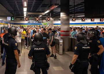 Numerosos aficionados del club inglés son retenidos por la Policia Nacional en el Metro de Madrid.