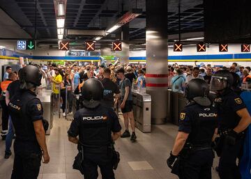 Numerosos aficionados del club inglés son retenidos por la Policia Nacional en el Metro de Madrid.