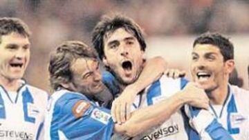 El árbitro del partido mandó suspender el encuentro para reanudar el juego poco después.