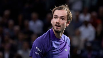 El tenista ruso Daniil Medvedev reacciona durante su partido ante Alex De Minaur en el Masters 1.000 de París.