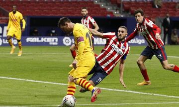 Koke intenta quitarle el balón a Messi.