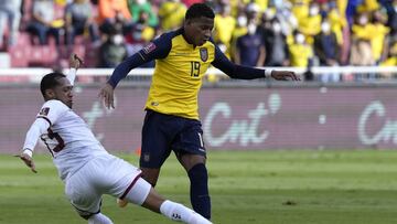 QUITO, ECUADOR - NOVEMBER 11: Jose Martinez of Venezuela competes for the ball with Gonzalo Plata of Ecuador during a match between Ecuador and Venezuela as part of FIFA World Cup 2022 Qatar Qualifiers at Rodrigo Paz Delgado Stadium on November 11, 2021 i