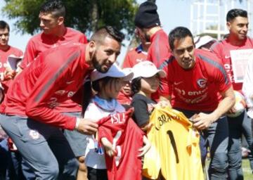 La Roja recibió la visita de los niños de la Teletón