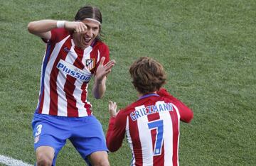 Filipe celebró su gol con Griezmann, que esperaba para entrar. Finalmente no lo hizo.