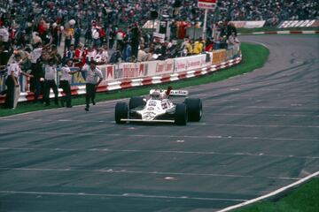 El australiano Alan Jones se alzó con el título de Fórmula 1 de 1980 con el Williams-Ford, aventajando en 13 puntos al final de campeonato al piloto brasileño de Reanult Nelson Piquet.
