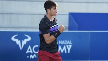 Carlos Alcaraz celebra su t&iacute;tulo del M15 de Manacor del torneo ITF Futures en la Rafa Nadal Academy.