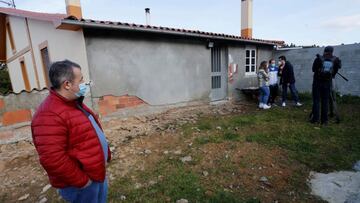 Vecinos de la localidad junto a la vivienda a la que el Rambo gallego trataba de entrar