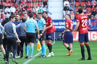 El colegiado, Víctor García Verdura, le mostró amarilla al jugador navarro en primera instancia, pero fue llamado por su compañero en el VAR para revisar la acción.