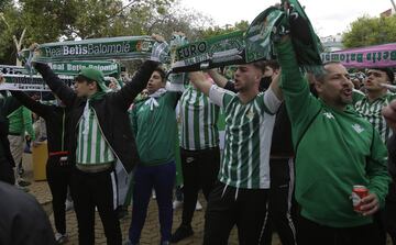 Seguidores del Real Betis por las calles de Sevilla.