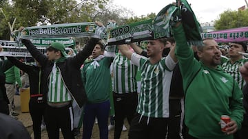Seguidores del Real Betis por las calles de Sevilla.