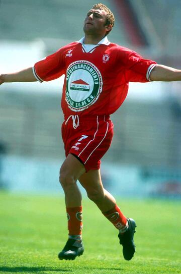 El atacante argentino se caracterizó por su desempeño con Toros Neza a finales de la década de los 90, equipo con el que anotó más de 60 goles y se erigió subcampeón en el Verano 97. Posteriormente continuó su olfato goleador con Atlante.