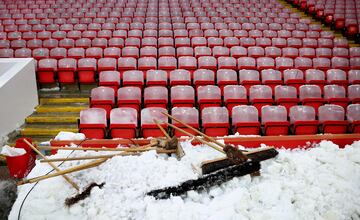 Las butacas de la casa del Liverpool previo al inicio del partido lucían llenas de nieve y el personal de mantenimiento tuvo que retirar el hielo