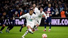 Marseille's Chilean forward Alexis Sanchez shoots from the penalty spot scoring his team's first goal during the French Cup round of 16 football match between Olympique Marseille (OM) and Paris Saint-Germain (PSG) at Stade Velodrome in Marseille, southern France on February 8, 2023. (Photo by CHRISTOPHE SIMON / AFP)