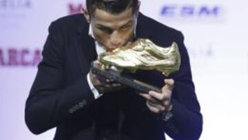 Cristiano Ronaldo besa su Bota de Oro.