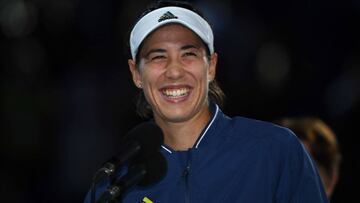 Garbine Muguruza sonríe durante su discurso tras proclamarse subcampeona del Open de Australia 2020.