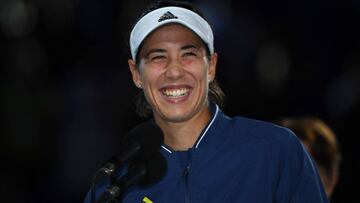 Garbine Muguruza sonr&iacute;e durante su discurso tras proclamarse subcampeona del Open de Australia 2020.