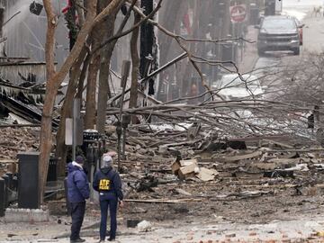 El personal de emergencia trabaja cerca del lugar de la explosi&oacute;n en el centro de Nashville, Tennessee, el viernes 25 de diciembre de 2020.