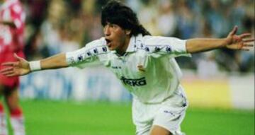 IVÁN ZAMORANO: Con la camiseta del Real Madrid, 'Bam-Bam' le marcó 8 goles al Barcelona en doce 'clásicos' jugados. Recordada es la actuación del delantero chileno el 7 de enero del 95', cuando le anotó un 'hat trick' a los culés en la goleada por 5 a 0 a favor de los merengues.