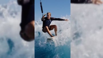 El fundador de Facebook practicando wakesurf agarrado al cable de un bote y surfeando una ola provocada por un barco.