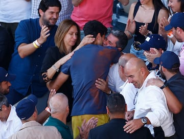 Carlos Alcaraz abraza a su padre y al resto de su familia. 