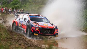 Dani Sordo con el Hyundai en Cerde&ntilde;a.