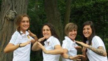 Alexia, Vero, Sonia y Jenni hacen gestos de artes marciales antes del partido ante Corea.