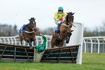 Freddie Gordon, jinete de Sami Bear, se cay¨® del caballo y choc¨® contra el obst¨¢culo, como se aprecia en la imagen, durante la prueba The JenningsBet Witney Handicap Hurdle en Wincanton (Inglaterra). Gordon, que en el momento del accidente lideraba la competici¨®n, ha aprendido seguro que es mejor ir encima del caballo que debajo.