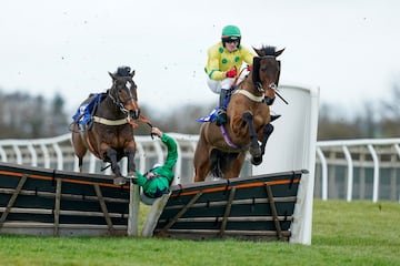 Freddie Gordon, jinete de Sami Bear, se cayó del caballo y chocó contra el obstáculo, como se aprecia en la imagen, durante la prueba The JenningsBet Witney Handicap Hurdle en Wincanton (Inglaterra). Gordon, que en el momento del accidente lideraba la competición, ha aprendido seguro que es mejor ir encima del caballo que debajo.