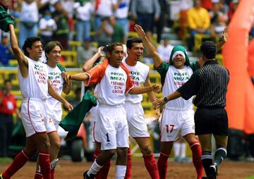 Por tercer proceso eliminatorio consecutivo, el ciclo de trabajo de un director técnico de la Selección Mexicana se había roto a medio camino. Después de la dimisión de Manuel Lapuente llegó el turno de Enrique Meza, cuyos éxitos recientes con el Toluca (tres ligas en tres años) sustentaban sus credenciales. Sin embargo, el crédito se acabó pronto. 'El Tri' entró en crisis al empatar a 1 en Trinidad y Tobago; después, perdió todos sus partidos en la Copa Confederaciones 2001 y, a su vuelta de Corea del Sur, sufrió el primer 'Aztecazo' de la historia a manos de Costa Rica. En aquel partido, los jugadores mostraron camisetas en apoyo al 'Ojitos' tras el gol de José Manuel Abundis en el primer tiempo. El resultado no acompañó las buenas intenciones.