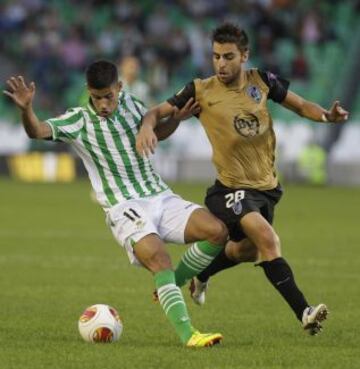 Betis-Vitoria Guimaraes. Juanfran protege el balón ante Santos.