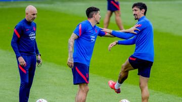 Giménez y Savic en una sesión del Atlético. Vuelven a jugar juntos ante el Madrid.