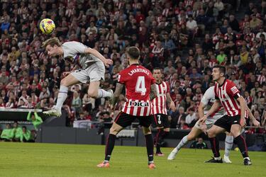 De Jong intenta controlar un balón dividido.