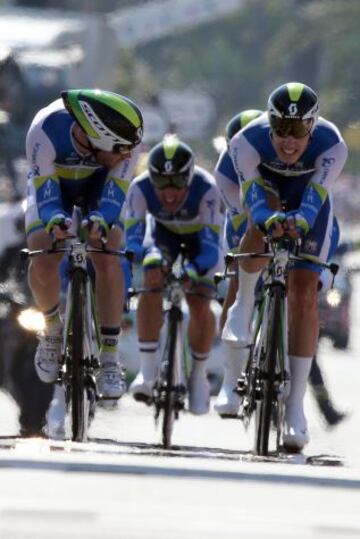 El equipo Orica entrando en meta como vencedor de la etapa.