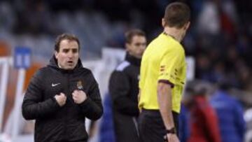 El entrenador de la Real Sociedad, Jagoba Arrasate, protesta al árbitro de linea durante el encuentro de la liga de Primera División que han disputado ante la UD Levante hoy en el estadio de Anoeta de San Sebastián.