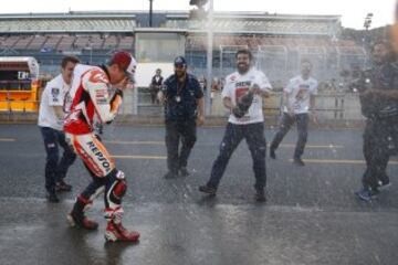 Baño de cava en el box tras proclamarse Campeón del Mundo de MotoGP 2016. "Tengo la gran suerte de contar con una gran familia, que es mi equipo".