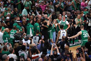 Jayson Tatum es sustituido, ya con el partido virtualmente ganado, para que jugadores con menor rol en el equipo disputasen algunos minutos de las Finales.