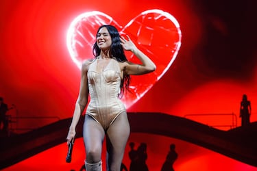 Actualmente está recorriendo el mundo con su nueva gira 'Radical Optimism Tour', que incluye conciertos en ciudades como Madrid, Londres, París, Nueva York y Buenos Aires.
La gira del álbum 'Radical Optimism',  su tercer álbum de estudio, lanzado en mayo de 2025, explora sonidos inspirados en la psicodelia de los años 70 y se aleja de la música disco de su anterior trabajo.