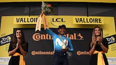 Nairo Quintana festeja en el podio su victoria en el etapa 18 del Tour de Francia
 