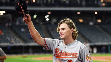 CLEVELAND, OH - AUGUST 31: Gunnar Henderson #2 of the Baltimore Orioles tips his hat to the crowd after the team's 4-0 win over the Cleveland Guardians in his Major League debut at Progressive Field on August 31, 2022 in Cleveland, Ohio.   Nick Cammett/Getty Images/AFP
== FOR NEWSPAPERS, INTERNET, TELCOS & TELEVISION USE ONLY ==