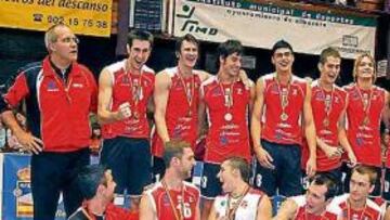 <b>CAMPEONES. </b>El Palma Volley celebra el título de la Supercopa.